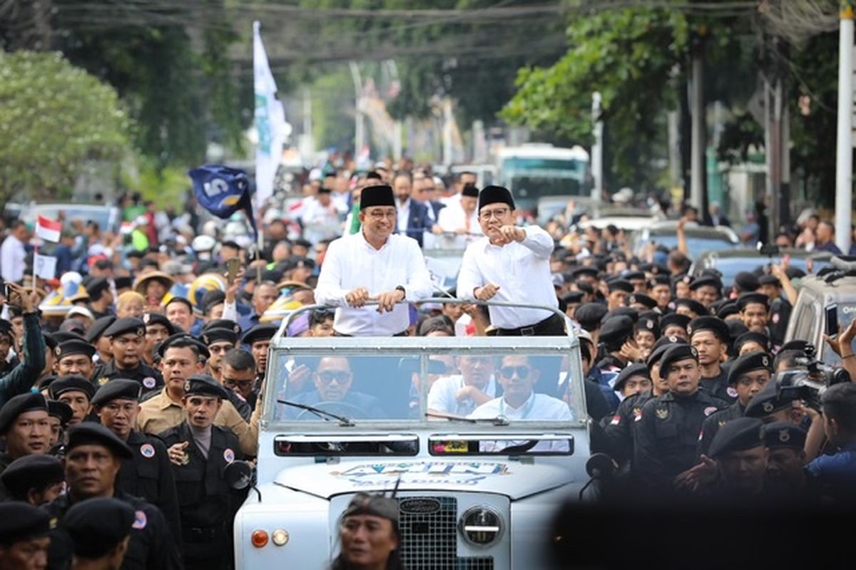 Bacapres dan bacawapres Koalisi Perubahan Anies Baswedan dan Muhaimin Iskandar dalam perjalanan menuju kantor KPU RI, Menteng, Jakarta, Kamis (19/10/2023). 