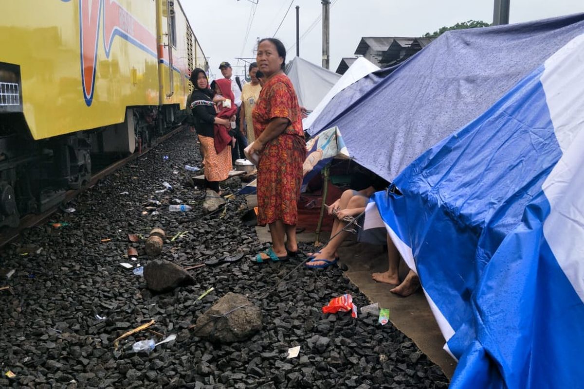 Warga terdampak banjir di Jabodetabek mengungsi di stasiun hingga pinggir rel.