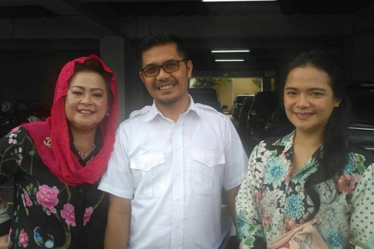 Artis peran Shezy Idris (kanan) didampingi ibunda Shirley Daisy Idris (kiri) dan kuasa hukumnya Wira Warefa saat ditemui usai menjalani sidang perceraian lanjutan di Pengadilan Agama Jakarta Barat, Kembangan, Senin (21/1/2019).