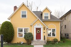 6 Warna Pintu yang Cocok untuk Rumah Bercat Kuning