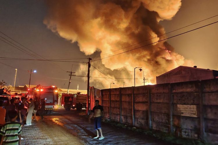 Gudang tiner di Surabaya saat terbakar, Senin (18/12/2023).