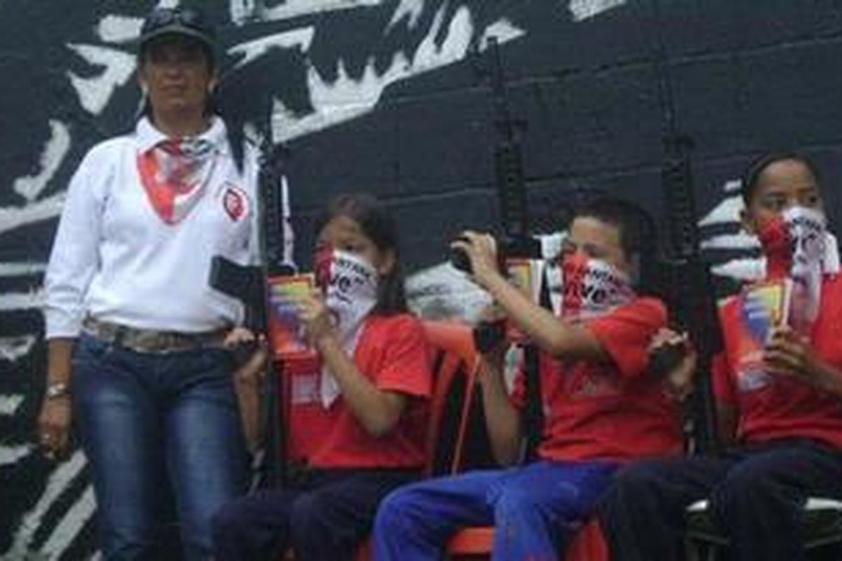 Inilah foto anak-anak memegang senjata laras panjang yang menyulut kemarahan di Venezuela.