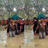 Viral Video Warga Gresik Kuburkan Jenazah di Tengah Banjir