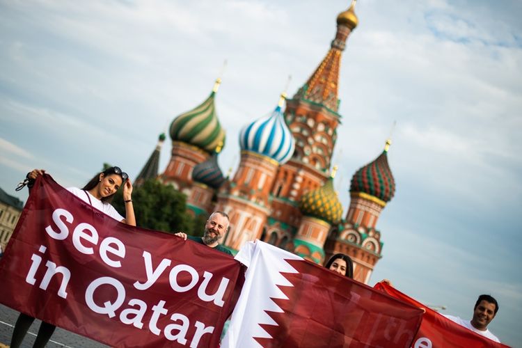 Sekelompok orang memegang spanduk bertuliskan See you in Qatar menjelang final Piala Dunia 2018 Rusia, yang merujuk pada gelaran turnamen sepak bola dunia empat tahunan yang selanjutnya akan dilangsungkan di Qatar pada 2022.
