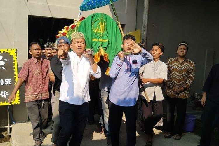 Anggota DPR RI dari Fraksi Golkar, Bambang Hermanto (baju putih) menangis saat menggotong keranda jenazah ibundanya, Casinih (62), Jumat (26/5/2023). Casinih  dibunuh oleh pekerja di rumahnya, di Indramayu, Jawa Barat, Kamis (25/5/2023).
