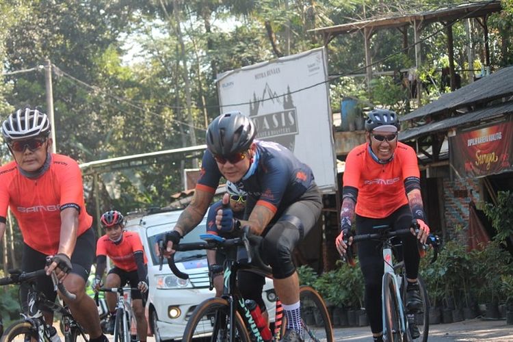 Gubernur Jateng Ganjar Pranowo, saat mengayuh sepeda dalam event Tour de Borobudur (TdB).