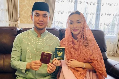 Pamer Buku Nikah, Zaskia Gotik dan Sirajuddin Mahmud Sah Secara Negara