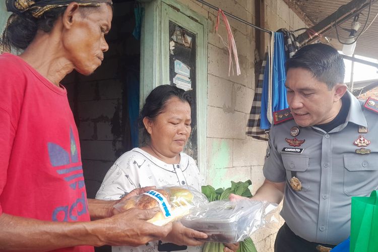 Kalapas Karawang Christo Toar memberikan bantuan sembako kepada keluarga warga binaan di Desa Duren, Kecamatan Klari, Karawang, Jawa Barat, Sabtu (9/11/2024).