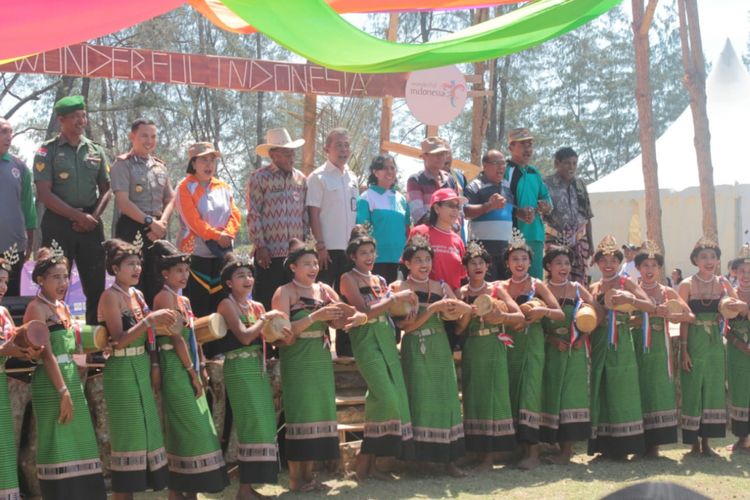 Atraksi tarian Likurai di Pantai Motadikin, Kabupaten Malaka