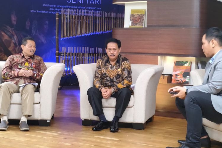 Deputi Bidang Koordinasi Revolusi Mental Pemajuan Budaya dan Peningkatan Prestasi Olahraga Kemenko PMK Didik Suhardi (kiri) dan Kepala Perpusnas Syarif Bando (tengah) dalam talk show ?Transformasi Perpustakaan Mewujudkan Ekosistem Digital Nasional?,