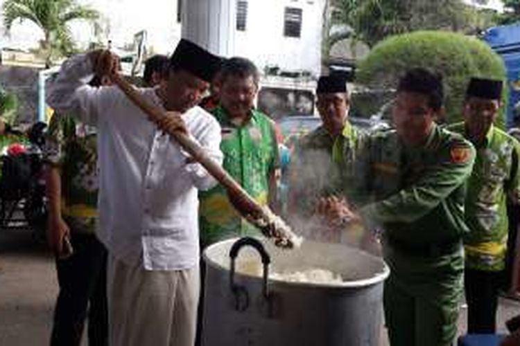 Bupati Pasuruan Irsyad Yusuf saat meninjau posko dapur umum untuk korban banjir di Pendopo Kabupaten Pasuruan, Kamis (30/6/2016) 