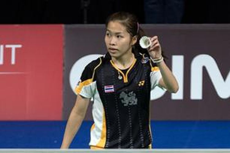 Tunggal putri Thailand, Ratchanok Intanon, meminta pergantian kok saat bertanding melawan Michelle Chan Ky dari Selandia Baru pada babak pertama Yonex Denmark Open Superseries Premier 2013, di Odense Sports Park, Denmark, Rabu (16/10/2013).