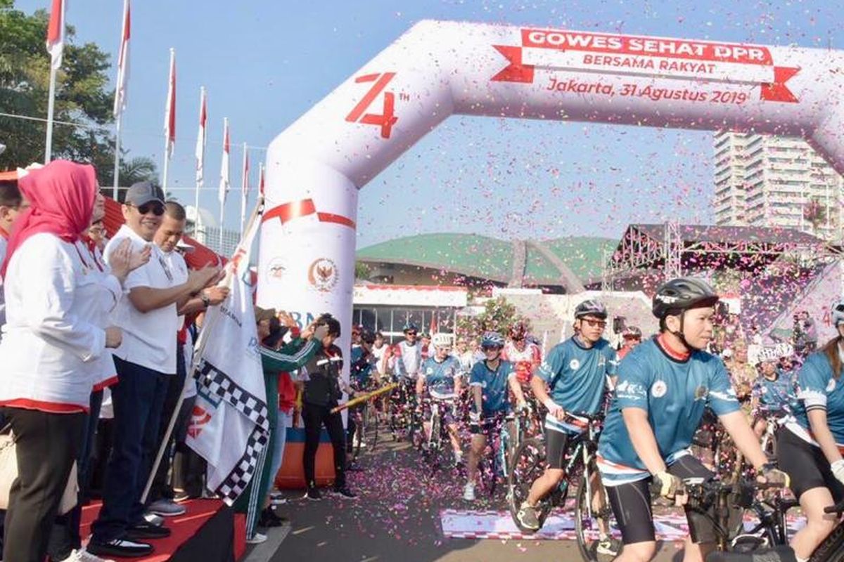 Gowes sehat salah satu kegiatan perayaan HUT DPR RI ke-74