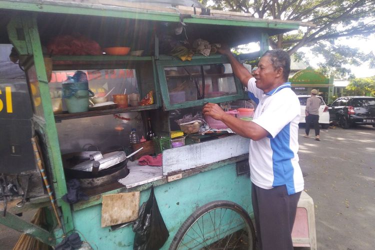 Supriyadi, ayahnda Risky Saputra, penjual  sate dan gado-gado keliling, tak menyangka anaknya bisa lolos menjadi polisi, Rabu (19/2/2020).