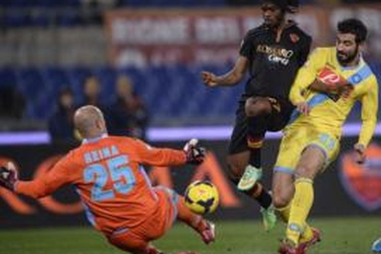 Striker AS Roma, Gervinho (tengah), melewati kiper Napoli, Pepe Reina (kiri), sebelum mencetak gol pada laga semifinal pertama Coppa Italia, di Stadion Olimpico, Roma, Rabu (5/2/2014).