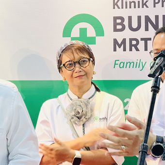 Gubernur DKI Jakarta Pramono Anung sempat dibuat terkejut dengan kehadiran Menteri Luar Negeri Indonesia periode 2014?2024, Retno Marsudi pada saat meresmikan Bunda Clinic yang berlokasi di Stasiun MRT Dukuh Atas, Jakarta Pusat, Rabu (22/10/2025).