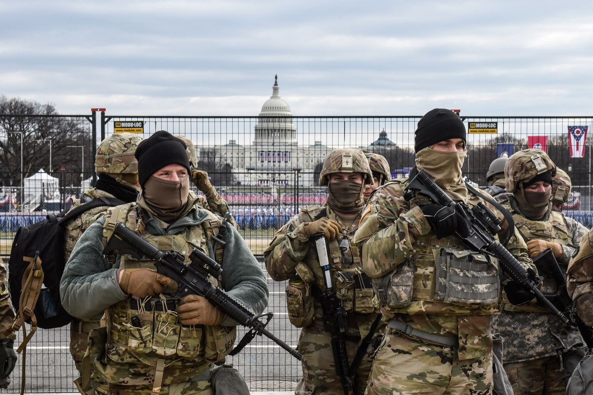 Anggota Garda Nasional berpatroli di depan National Mall pada 19 Januari 2021 di Washington DC. Keamanna diperketat jelang hari pelantikan Joe Biden, di tengah ancaman keamanan menyusul kerusuhan di Gedung Capitol pada 6 Januari.