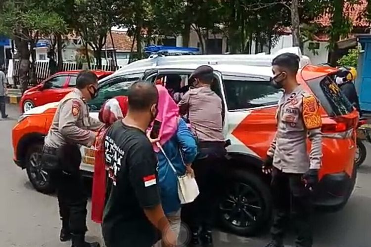 Sejumlah anggota polisi di Cianjur, Jawa Barat, tengah mengevakuasi seorang ibu hamil yang hendak melahirkan saat tengah antri di bank, Senin (26/10/2020).