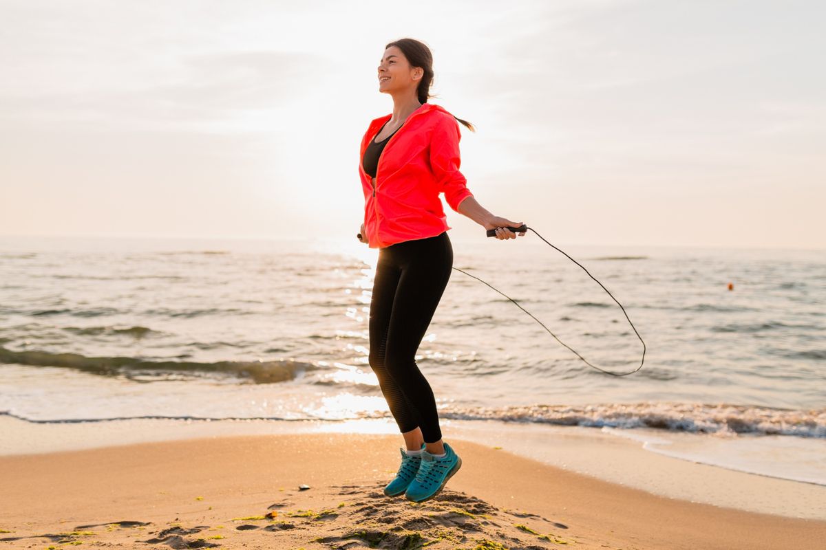 Manfaat skipping sangatlah beragam, termasuk membantu menurunkan berat badan, meningkatkan kepadatan tulang, dan meningkatkan kemampuan koordinasi.