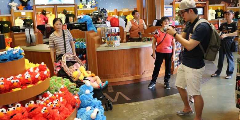 Toko suvenir di Universal Studios Singapore, Rabu (8/2/2017). Tempat wisata yang berada di Pulau Sentosa ini bisa dibilang wajib dikunjungi wisatawan saat melancong ke Singapura termasuk wisatawan Indonesia.