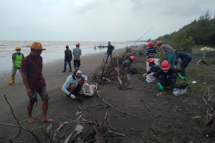 Tim gabungan tengah membersihkan ceceran minyak di Pantau Pulau Putri, Desa Segarjaya, Kecamatan Batujaya, Kabupaten Karawang, Kamis (25/2/2021).