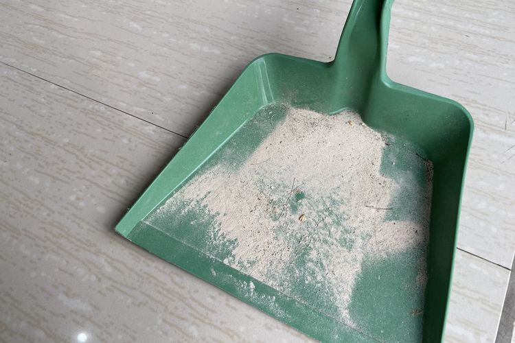 Debu akibat limbah polusi dari PT Kualimas Aditama, Sidoarjo, Jumat (18/4/2025)