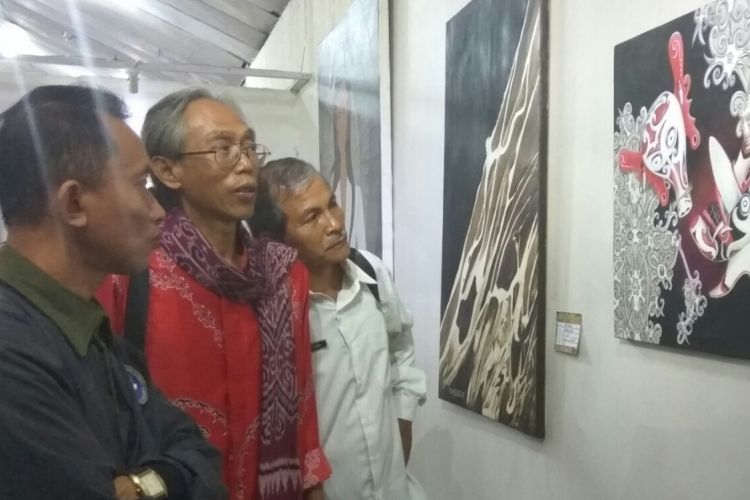 Karya perupa Kalimantan yang dipamerkan dalam pameran Rasa Borneo Warna yang diselenggarakan di komplek Museum Negeri, Pontianak, Kalimantan Barat, Rabu (14/6/2017).
