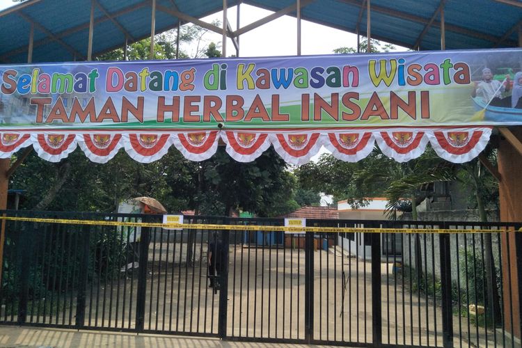 Garis polisi membentangi gerbang masuk Taman Herbal Insani, Duren Seribu, Bojongsari, Depok pada Senin (9/5/2022).