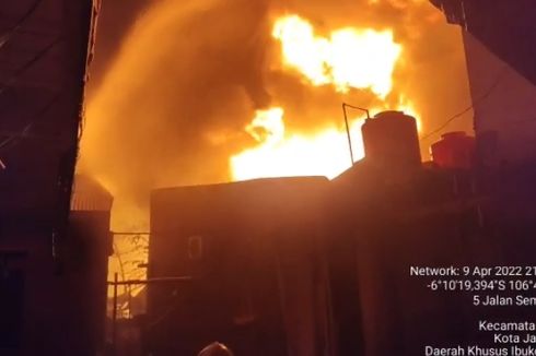 2 Petugas Damkar Syok akibat Terpapar Ledakan dalam Kebakaran di Kalideres