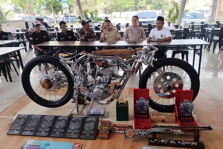 Terinspirasi Karapan Sapi, Guru di Bangkalan Ciptakan Motor Kustom