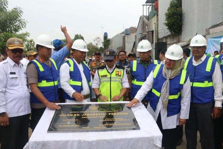 Wali Kota Bekasi Rahmat Effendi dan jajaran meresmikan Jalan SS (Saluran Sejajar) Jakasetia-Pekayon, Bekasi Selatan yang sempat tiga tahun dilawan korban gusuran paksa, Jumat (31/1/2020).