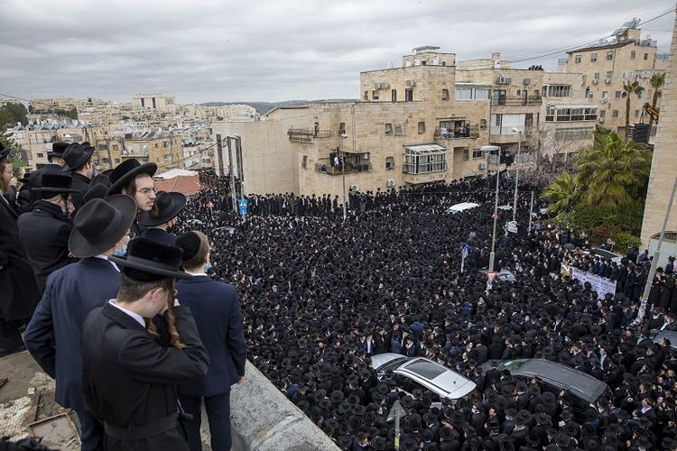 Ribuan Yahudi ultra-Ortodoks berpartisipasi dalam pemakaman rabi terkemuka Meshulam Soloveitchik, di Yerusalem, Minggu, 31 Januari 2021.