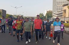 Ditemani Cak Lontong "Jogging" di CFD, Pramono Anung Sapa Warga dan Berfoto Bersama