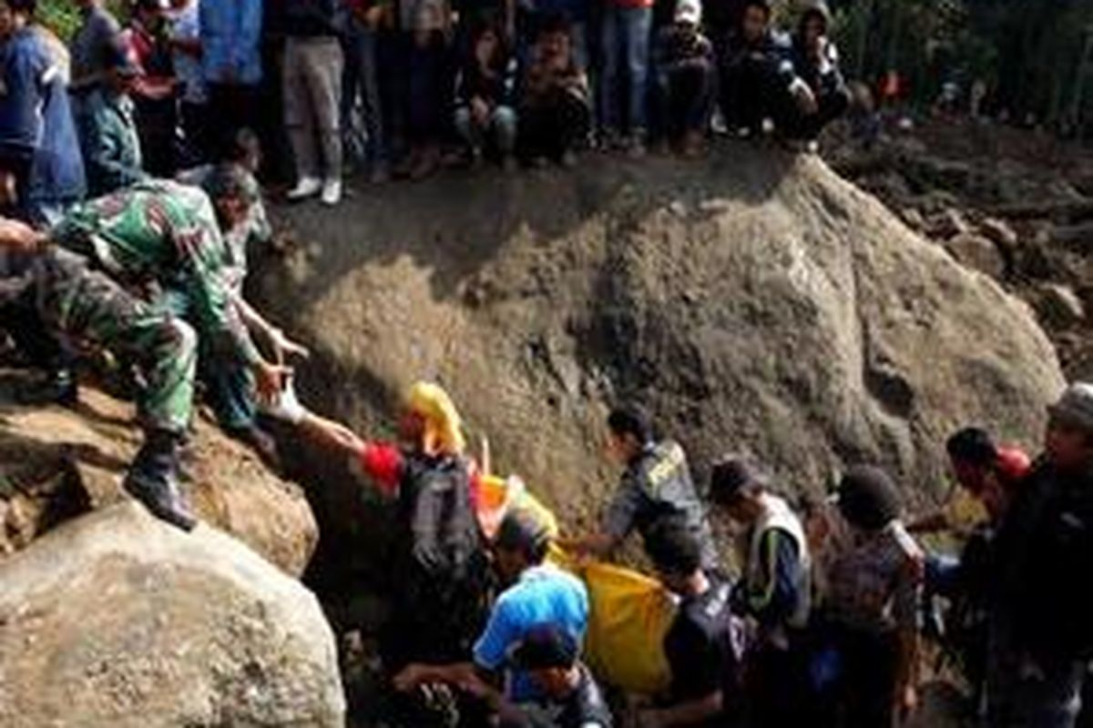Proses evakuasi jenazah korban tanah longsor di Desa Cikangkareng, Kecamatan Cibinong, Cianjur Selatan, Jawa Barat, Kamis (3/9). Tanah longsor yang disebabkan gempa bumi yang berpusat di Tasikmalaya dengan kekuatan 7,3 skala richter ini mengakibatkan 13 bangunan di desa ini tertimbun tanah longsor serta 57 orang dikabarkan hilang. 
