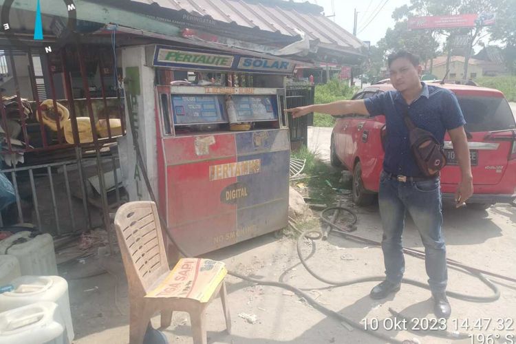 Polsek Silaen memasang police line di bengkel perbaikan mesin pertamini Pasar Silimbat Desa Sigumpar Kecamatan Sigumpar Kabupaten Toba pada Selasa (10/10/2023) siang. Di lokasi ini seorang warga tewas terkena setrum saat menanyakan proses perbaikan mesin pertamini miliknya.