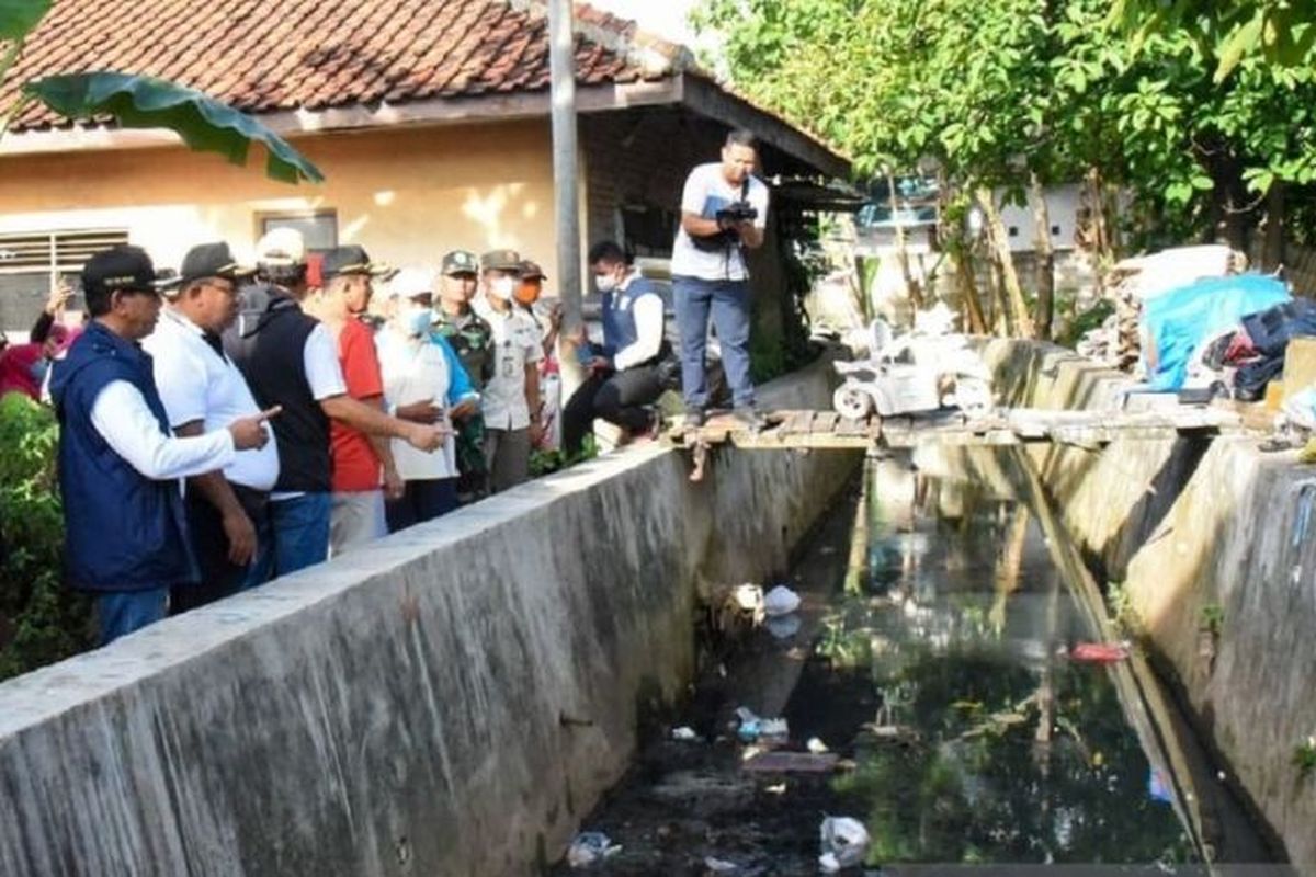 Pemerintah Kota Jakarta Timur menggelar kerja bakti di wilayah RW 05 Ciracas, Jakarta, Minggu (11/12/2022). 