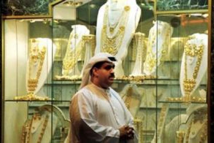 Seorang warga melitasi toko perhiasan emas untuk pernikahan di Dubai Gold Souk. Dubai menggelar kontes penurunan berat badan berhadiah emas untuk meningkatkan kesadaran tentang tingkat obesitas yang meningkat di kawasan tersebut.