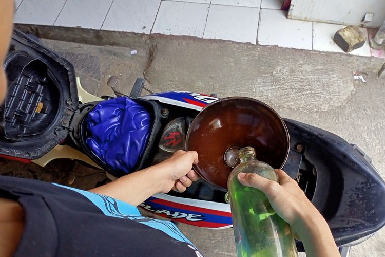 Pasca kenaikan harga Bahan Bakar Minyak (BBM) oleh pemerintah pusat, antrean panjang di SPBU kerap terjadi, hal itu dimanfaatkan oleh Rohmat pedagang bensin eceran di Kecamatan Cilengkrang, Kabupaten Bandung, Jawa Barat