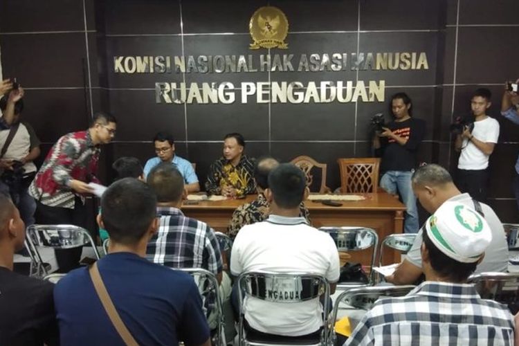  Puluhan warga Petamburan, penghuni asrama Brimob Petamburan mendatangi Komisi Nasional Hak Asasi Manusia (Komnas HAM). Kedatangan mereka untuk mengadu perihal lingkungan kediaman mereka diserang perusuh hingga mobil mereka dirusak dan dibakar pada 22 Mei 2019.
