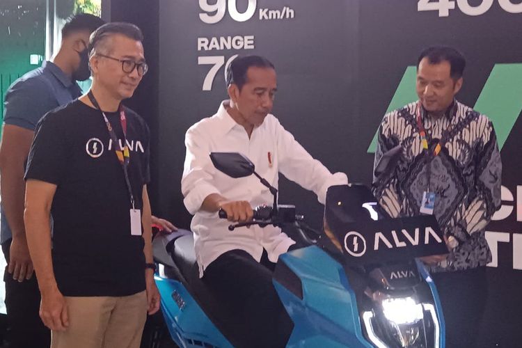 Presiden Joko Widodo mampir ke booth motor listrik Alva, mencoba duduk di atas motor, JIExpo, Kemayoran, Jakarta Pusat, Kamis (16/2/2023).