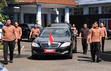 Paspampres Grup A mengawal mobil kepresidenan yang ditumpangi Presiden Joko Widodo, Senin (18/12/2017). Berapa gaji Pasmpampres?