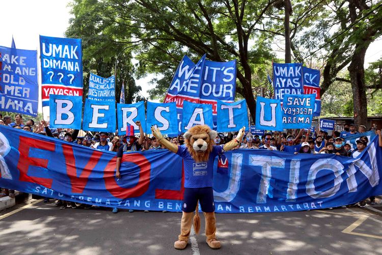 Aliansi Aremania Make Malang Great Again (MMGA) yang diikuti sekitar 2000 orang menggelar aksi damai bentuk kegerahan Aremania atas kasus dualisme yang sudah terjadi selama 9 tahun lamanya dari kawasan Patung Singa hingga Gedung DPRD Kota Baru Malang, Jawa Timur, Senin (16/11/2020) siang. 