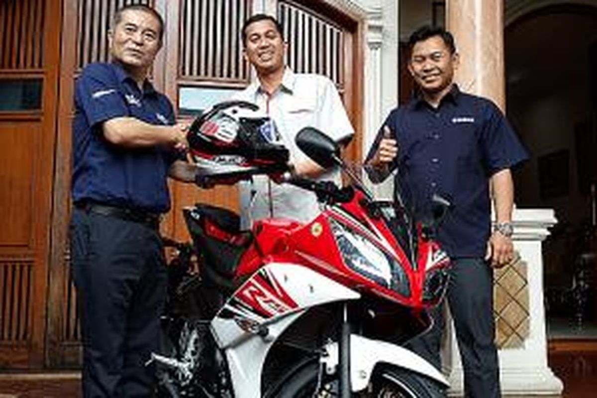 Serah terima R15 oleh Direksi Yamaha kepada konsumen pertama