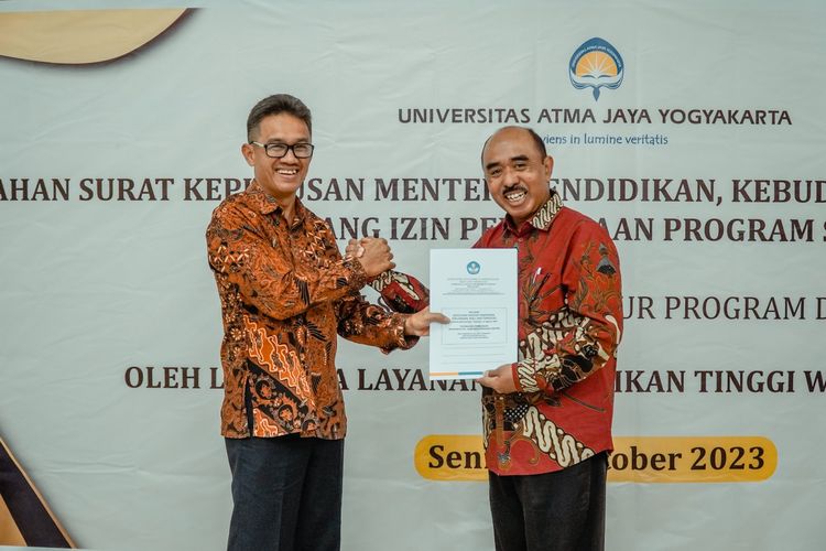 Rektor UAJY Sri Nurhartanto (kanan) menerima SK Kemendikbud Ristek tentang izin pembukaan Program Studi Arsitektur Program Doktor oleh Lembaga Layanan Pendidikan Tinggi Wilayah V DIY (LLDikti V) di kampus setempat, Senin (9/10/2023).