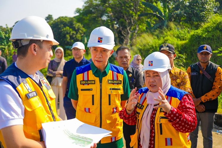 Wali Kota Bogor Dedie A Rachim bersama Kepala Dinas PUPR Juniarti Estiningsih. 