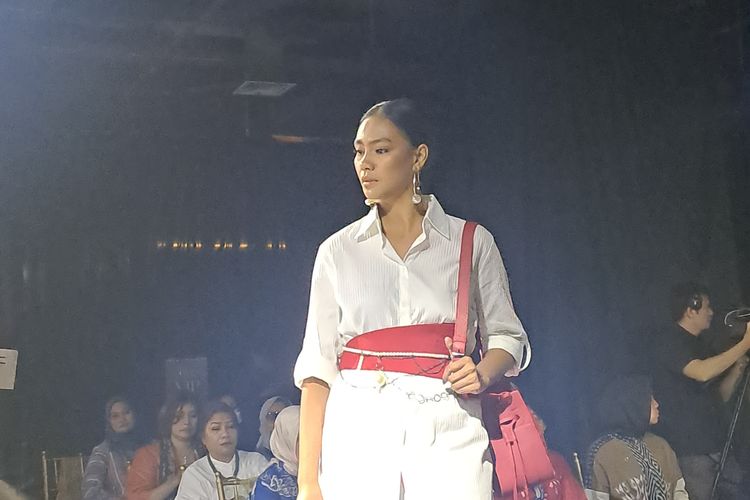 Model mengenakan wastra nusantara di Wastra Trunk Show Green and Trendy Kelana Wastra Fashion Fest untuk Indonesia 2024