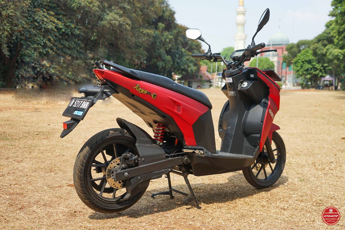 Test ride motor listrik Gesits Raya G