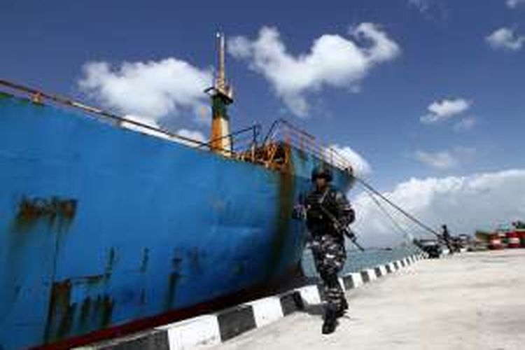 Motor Vessel (MV) Viking ditahan di dermaga Fasilitas Pemeliharaan dan Perbaikan TNI AL di Tanjung Uban, Bintan, Kepulauan Riau. Diburu Interpol sejak 2013, kapal itu ditangkap TNI AL di utara Bintan pada Kamis (25/2). 