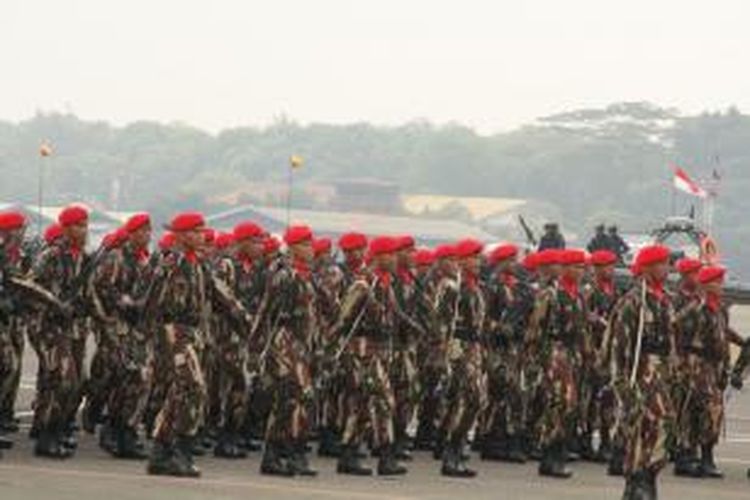 Anggota TNI dari Kopassus Sedang Melakukan Defile di HUT TNI 2012