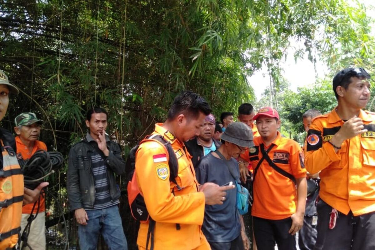 Petugas BPBD Kota Bogor bersama tim SAR gabungan sedang melakukan pencarian terhadap seorang santri yang hanyut di Kali Cisindangbarang, Loji, Bogor, Jawa Barat, Senin (20/1/2020).